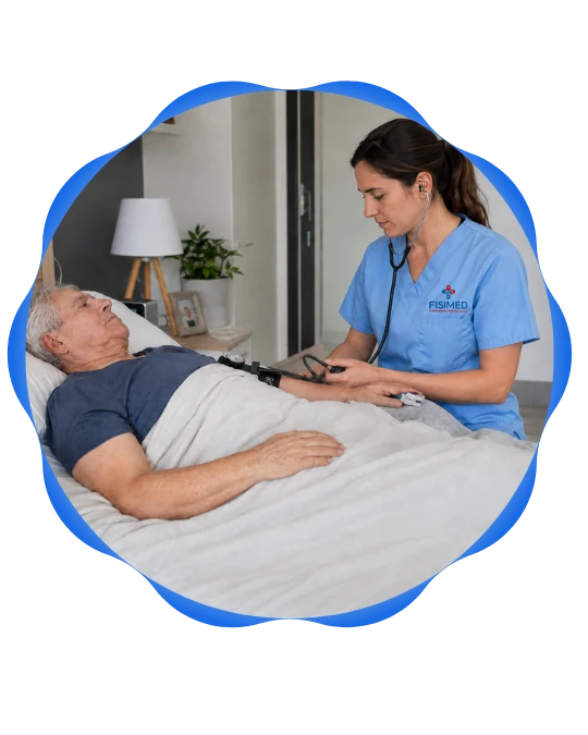 Profesional de FISIMED tomando signos vitales a paciente postrado durante hospitalización domiciliaria.