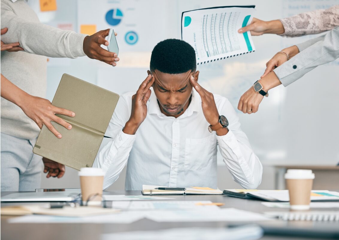 Una persona sentada en una postura relajada, quizás meditando o haciendo ejercicios de respiración, en un ambiente tranquilo y sereno, transmitiendo calma y control sobre la ansiedad