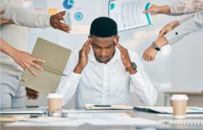 Una persona sentada en una postura relajada, quizás meditando o haciendo ejercicios de respiración, en un ambiente tranquilo y sereno, transmitiendo calma y control sobre la ansiedad