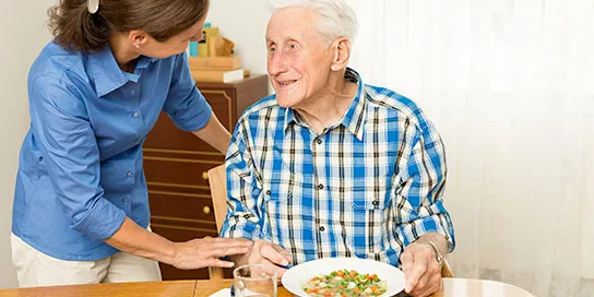 Persona adulto mayor comiendo