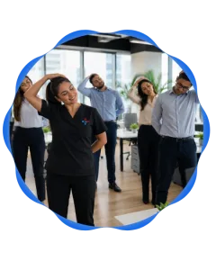 Profesional de FISIMED guiando taller de pausas saludables para trabajadores en oficina