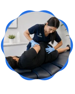 Profesional de FISIMED realizando técnica de quiropráctica lumbar en consulta clínica