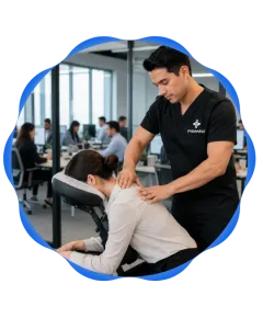Profesional de FISIMED realizando masaje en silla a trabajadora en oficina de empresa