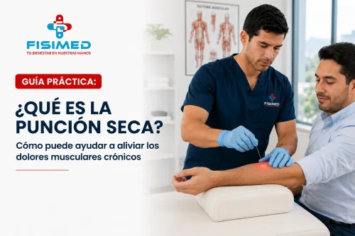 Kinesiólogo de FISIMED aplicando punción seca en el antebrazo de un paciente
